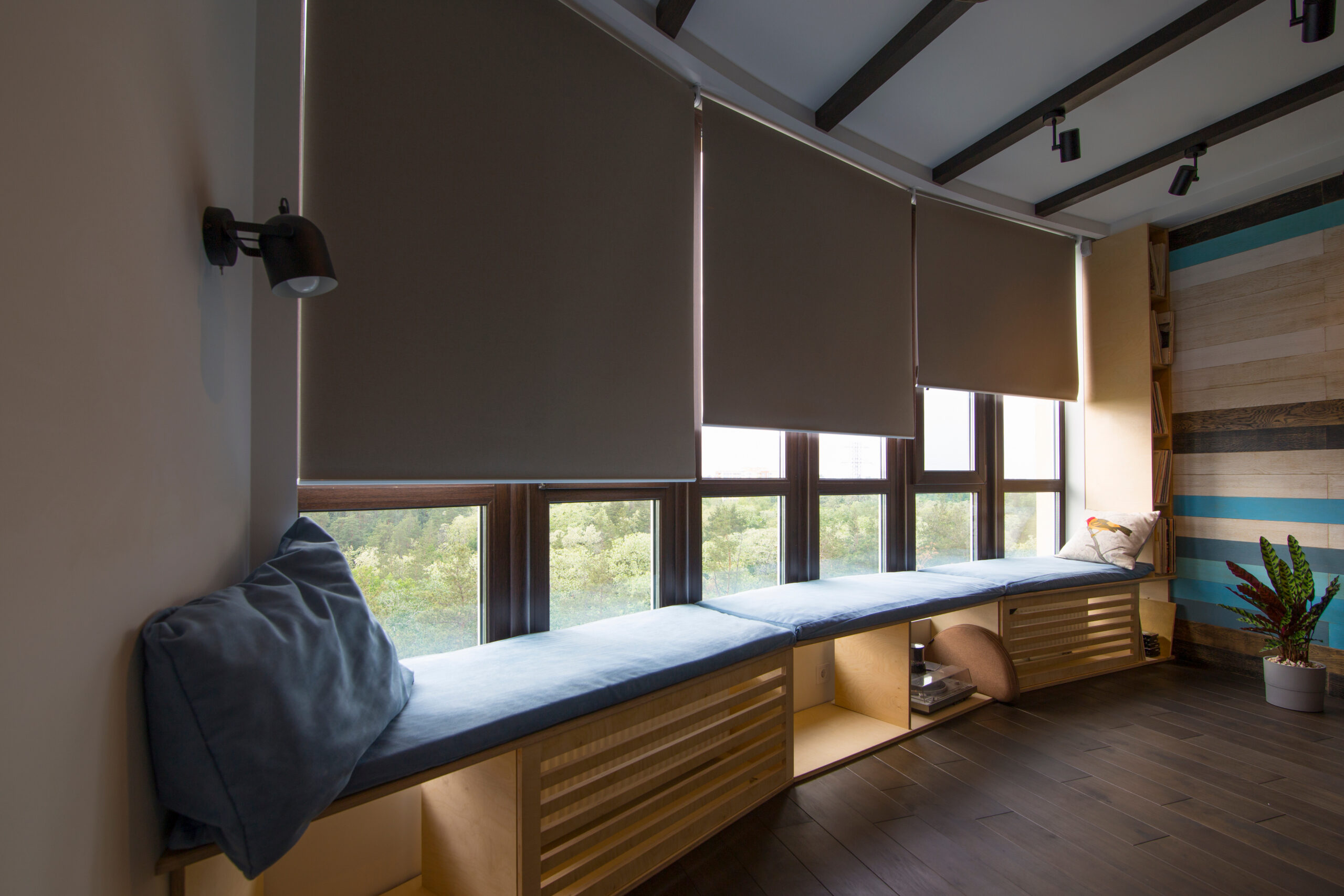 Motorized,Roller,Shades,In,The,Interior.,Automatic,Roller,Blinds,Beige