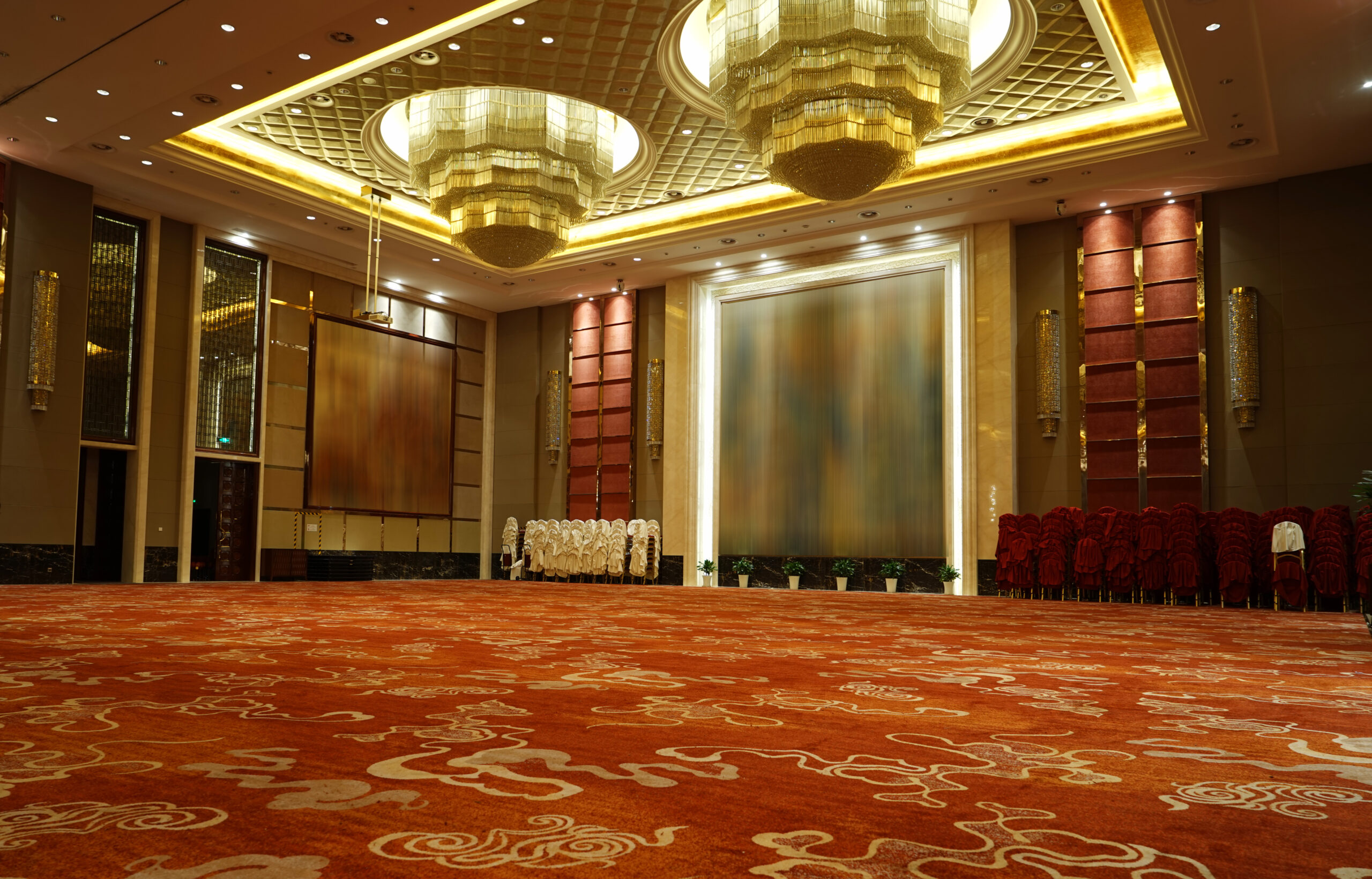 Huge,Hall,Interior,With,Red,Carpet,And,Ceiling,With,Lights